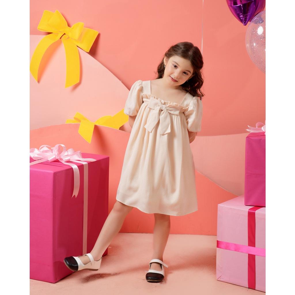 Váy caro bé gái BYZU form dáng suông, chất vải cotton cổ vuông đính nơ ngực