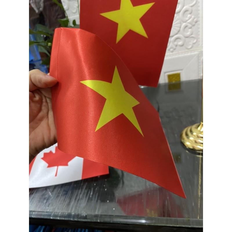 Lá cờ việt để bàn làm việc