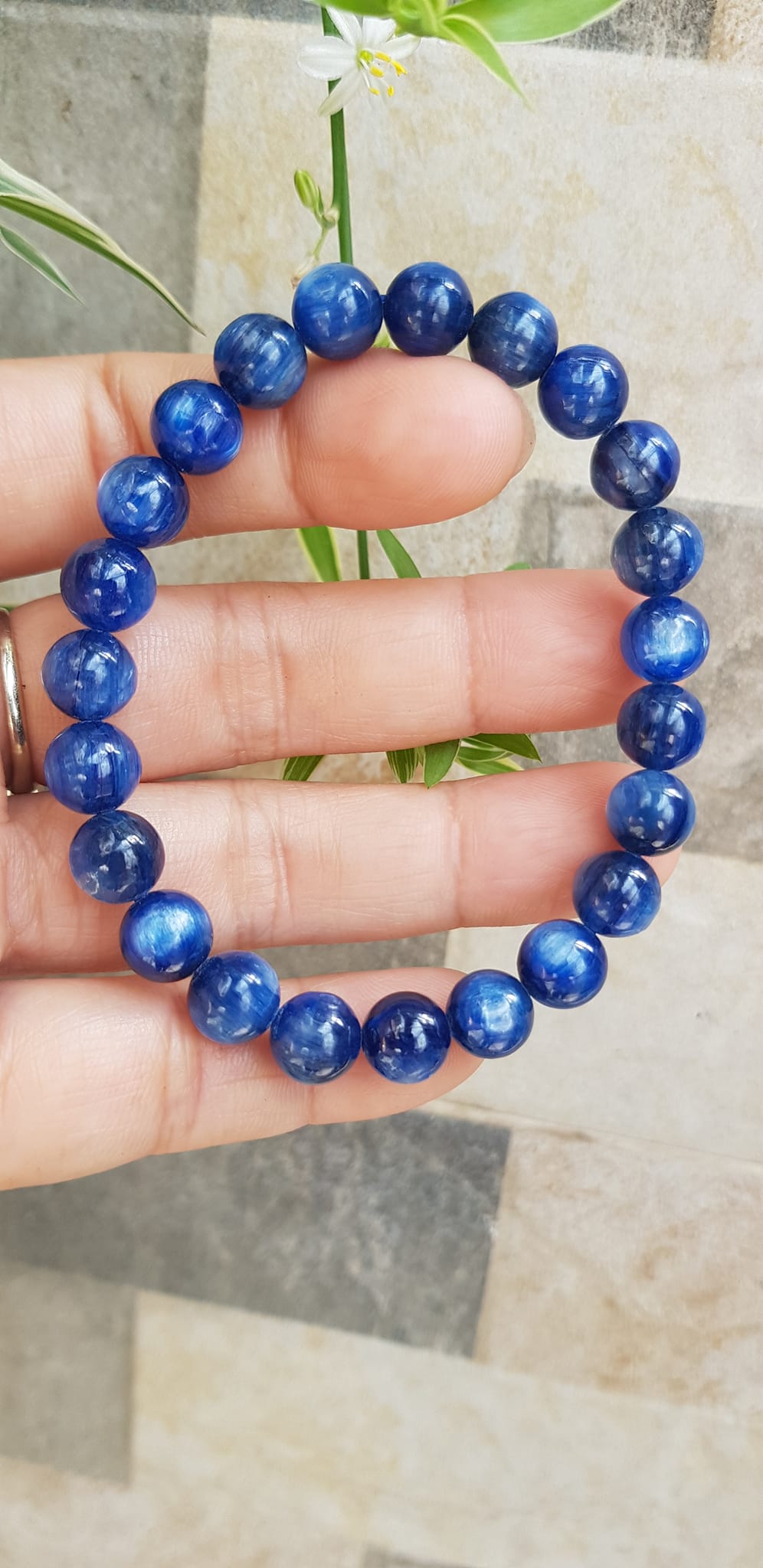 Vòng tay nữ đá kyanite tự nhiên hay đá Sapphire nước xanh dương Đậm bóng đẹp 8mm đẹp sang tốt sức khỏe , mang lại may mắn, tài lộc nữ mệnh Thủy mệnh Mộc đeo ạ