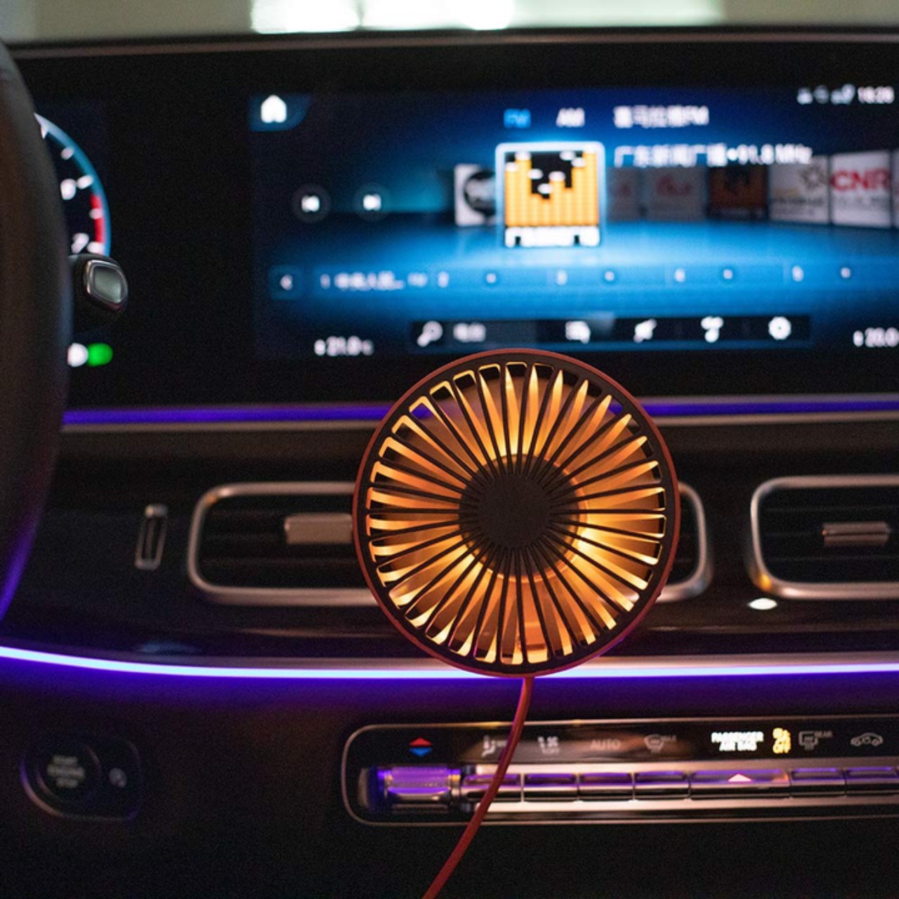 Quạt mini dùng cho xe hơi có đèn led quạt êm có 3 chế độ