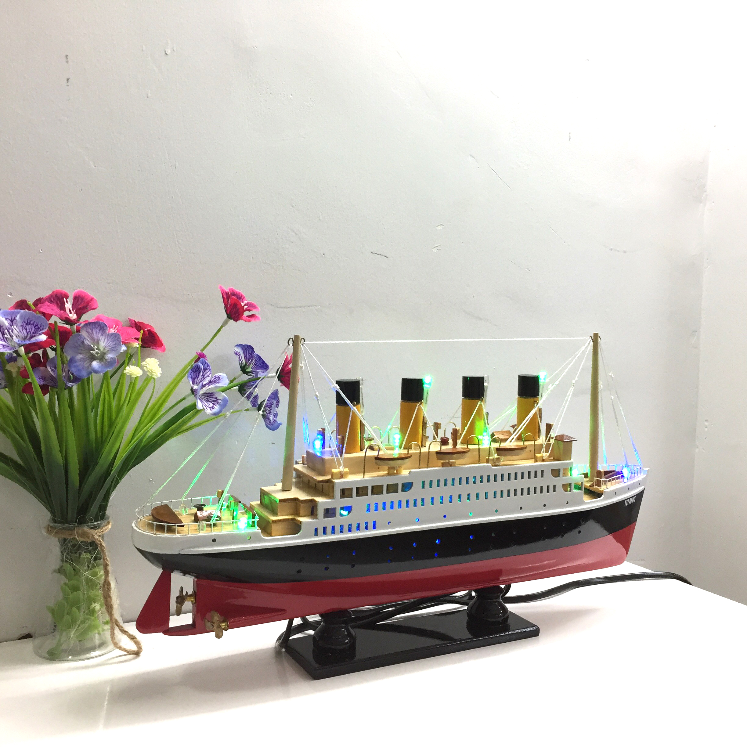 Mô hình du thuyền gỗ RMS Titanic (thân 40cm - đèn led màu)