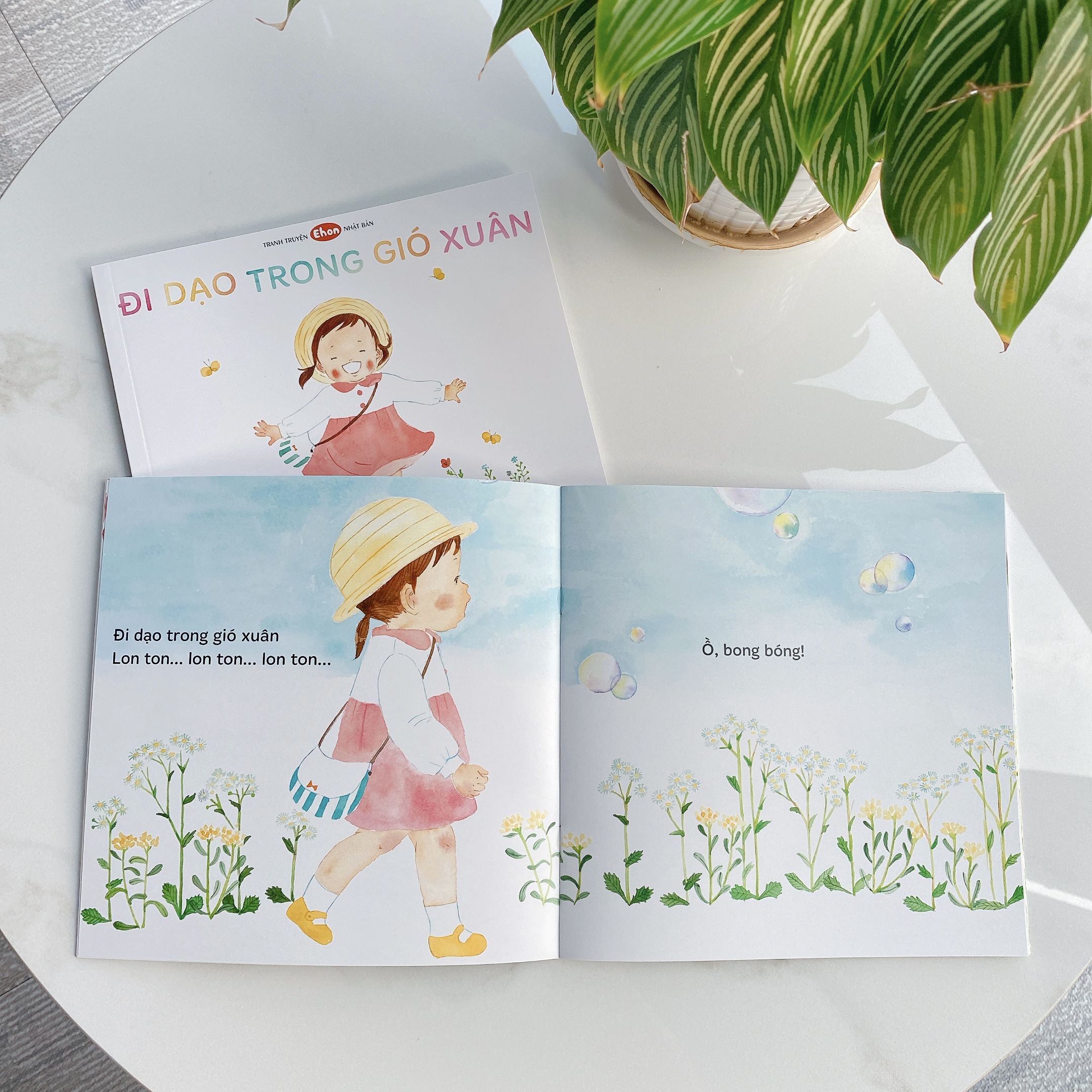 Sách Ehon cho bé 1 3 tuổi - Đi dạo trong gió xuân (Tranh truyện ehon Nhật Bản)