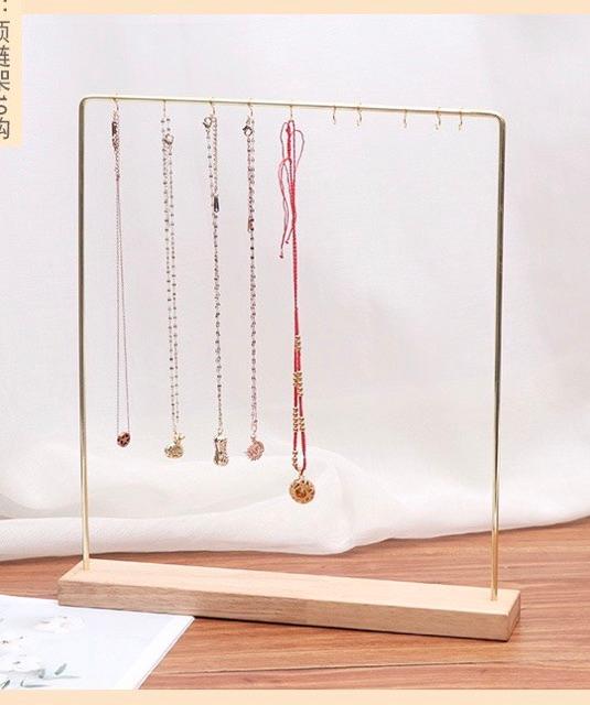 Kệ treo dây chuyền móc vàng đế gỗ sang trọng