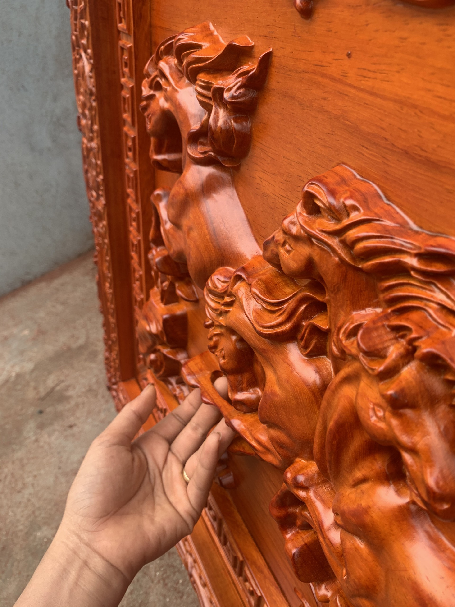 Tranh treo tường mã đáo thành công bằng gỗ hương đỏ kt 79×155×4cm