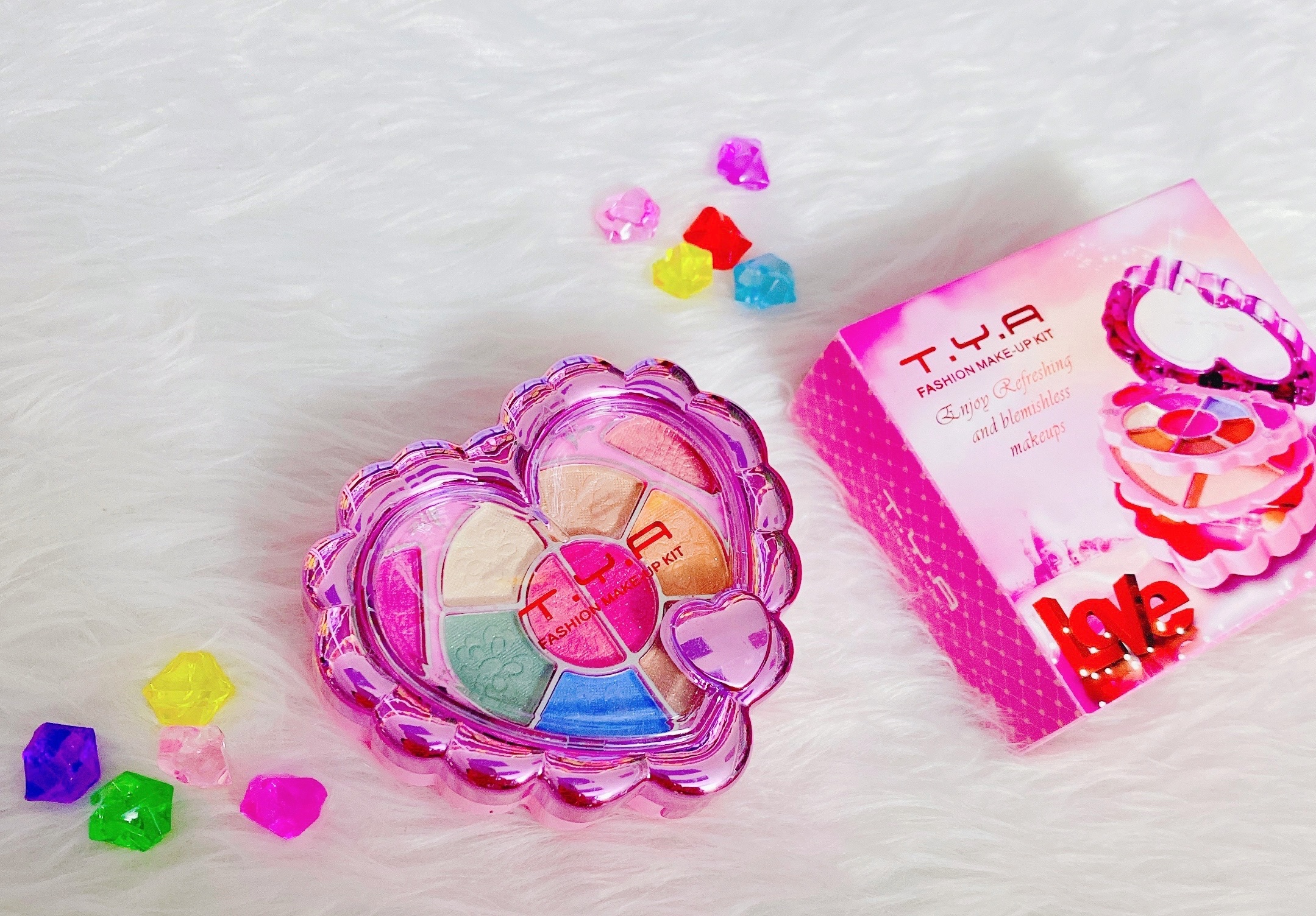 Hộp Trái Tim Hồng Trang ĐiểCó Các Phấn Mắt, Son Môi, Phấn Phủ, Gương, Bông Dặm,…Đầy Đủ