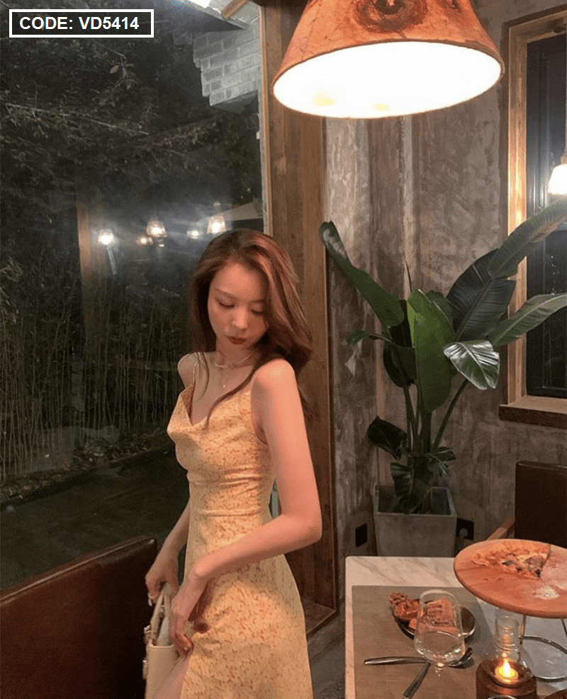 Set đầm mini 2 dây hoa vàng cổ đổ xẻ đùi kèm áo khoác