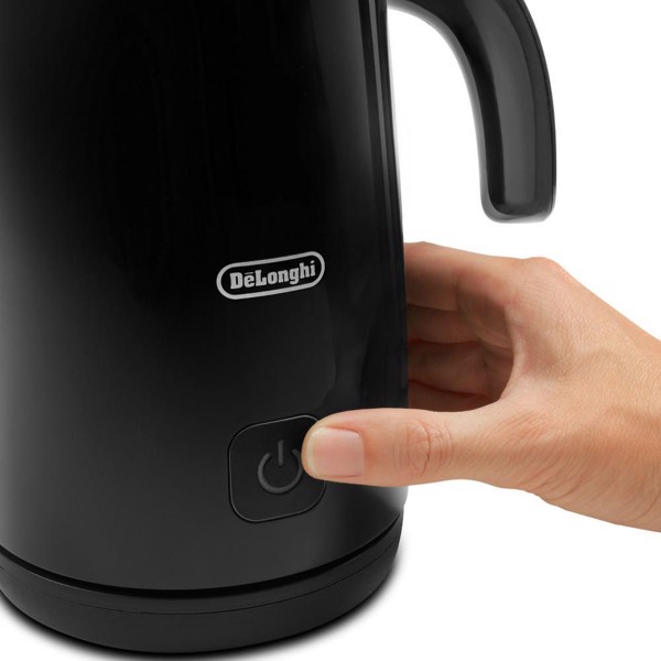 Máy đánh sữa Delonghi Alicia EMF2BK hoạt động với 1 nút nhấn