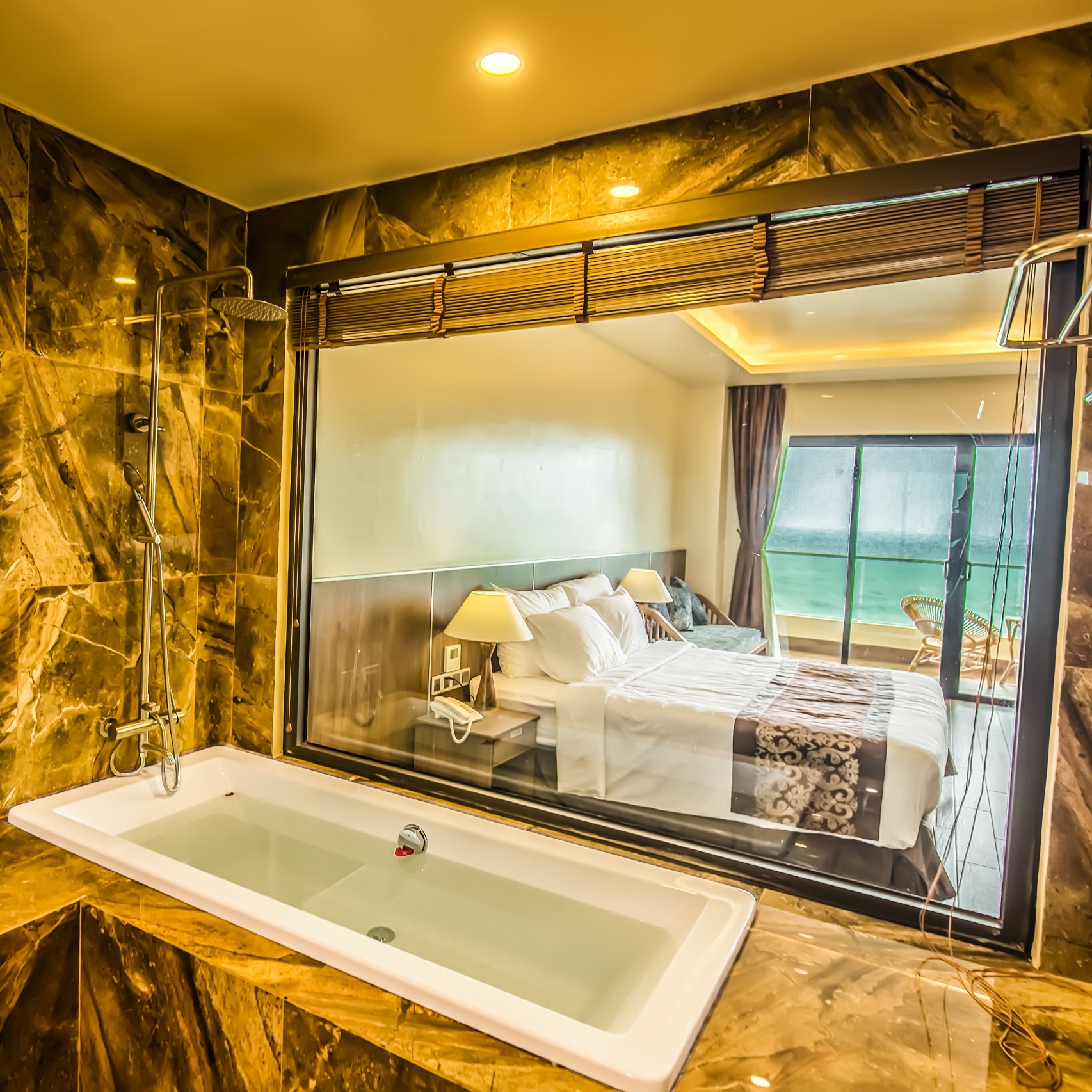 Coral Bay Resort 3* Phú Quốc - Bãi Biển Đẹp, Bữa Sáng, Gần Chợ Đêm, Ngay Trung Tâm Đông Dương