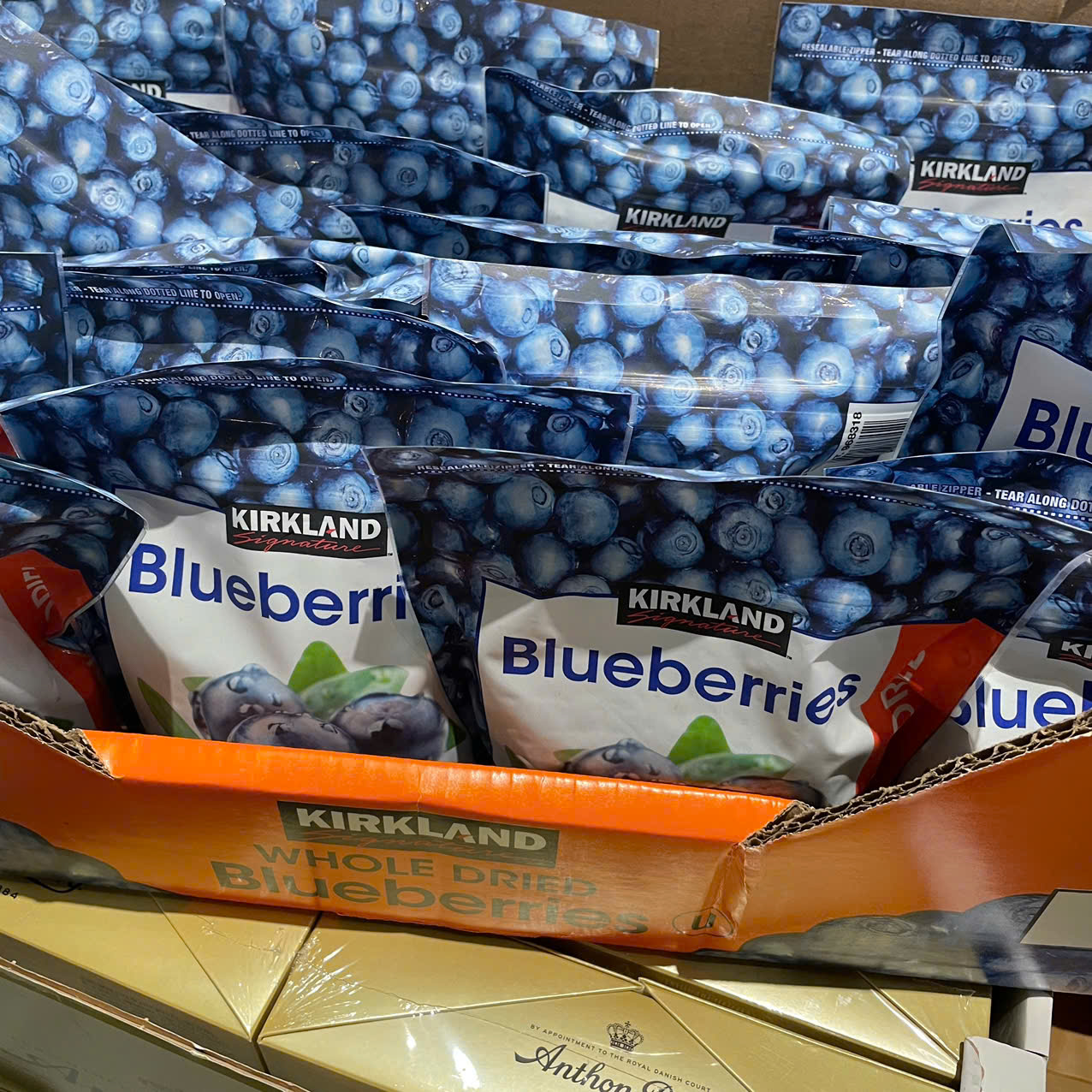 Quả Việt Quất Hữu Cơ Sấy Khô Kirkland Signature Whole Dried Blueberries (567g)