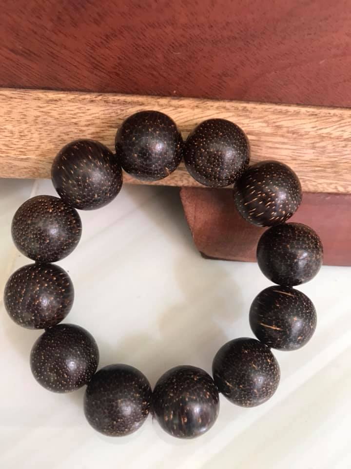 VÒNG ĐEO TAY NAM CHÂT LIỆU GỖ TRẦM HƯƠNG THƠM NHẸ SIZE TO 20mm ĐẸP LẮM LUÔN MÀU GỖ TỰ NHIÊN BÔNG BÔNG ĐẸP SANG Ạ