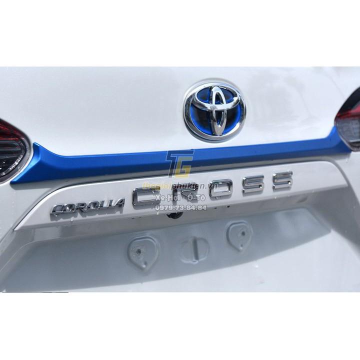 Ốp trang trí tay mở cốp sau Toyota Corolla Cross nhựa ABS