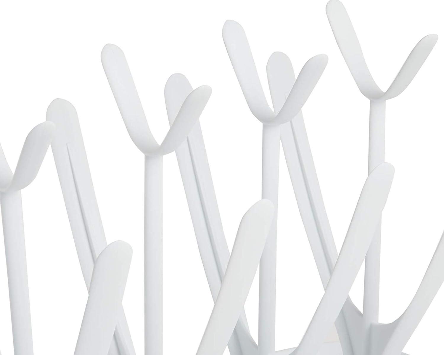 Kệ thiết kế đen trắng để đặt bình sữa cho bé