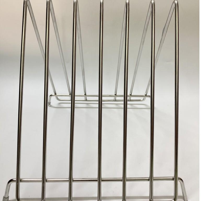 Giá để thớt được làm từ inox 304 chống rỉ sét - để được 6 thớt