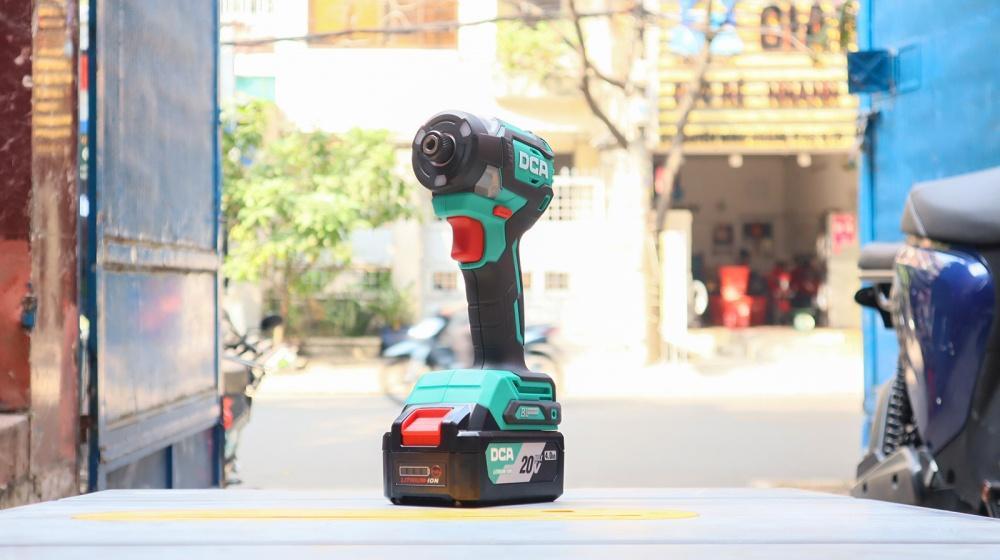 MÁY SIẾT VÍT KHÔNG CHỔI THAN DÙNG PIN 20VMAX/4AH*2 SẠC 2A DCA  ADPL208EM - HÀNG CHÍNH HÃNG