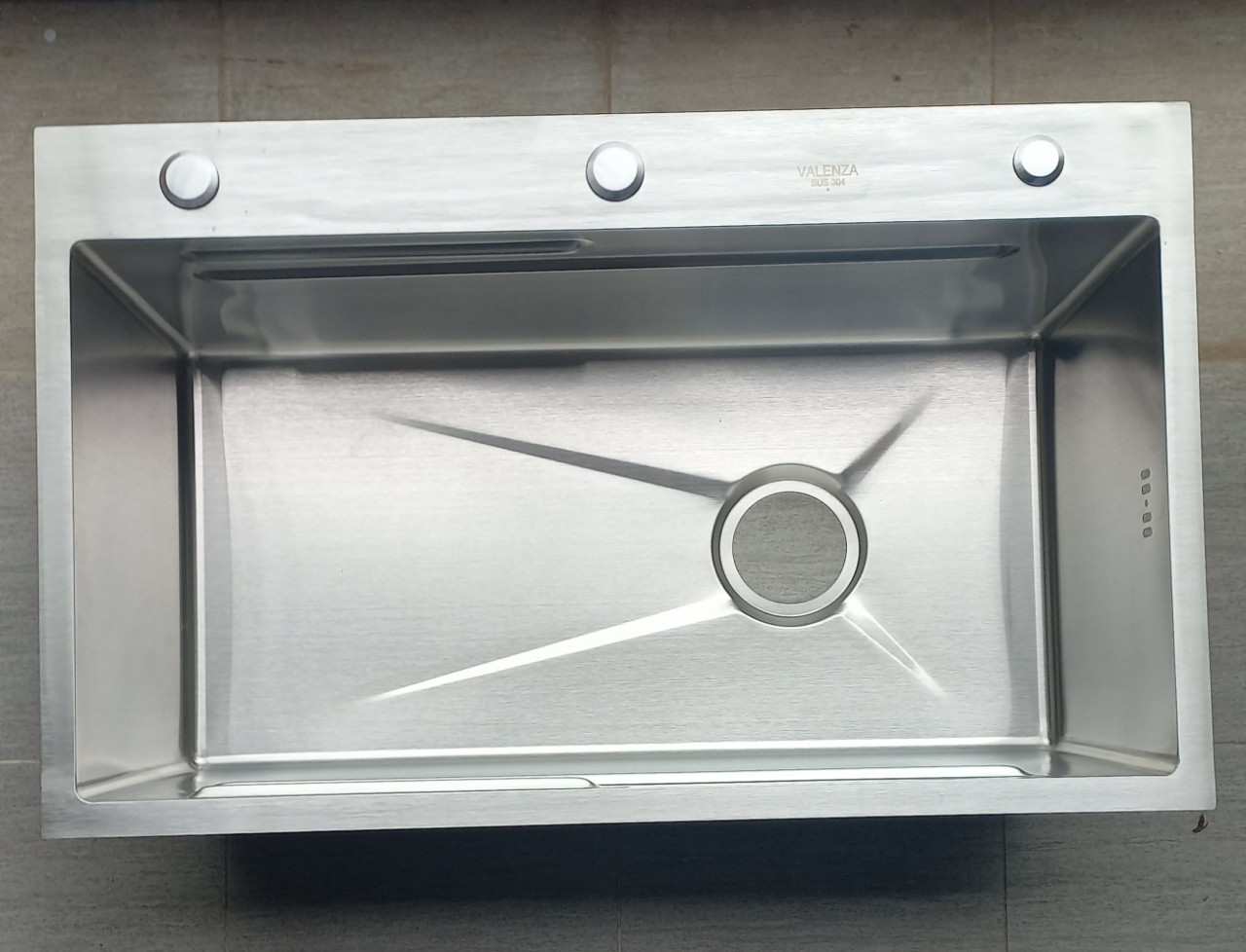 Chậu rửa chén bát 1 hố 7546 Valenza sus 304 dày 3li kèm khay inox, bộ xả to thoát nhanh ngăn mùi, rổ lỗ inox
