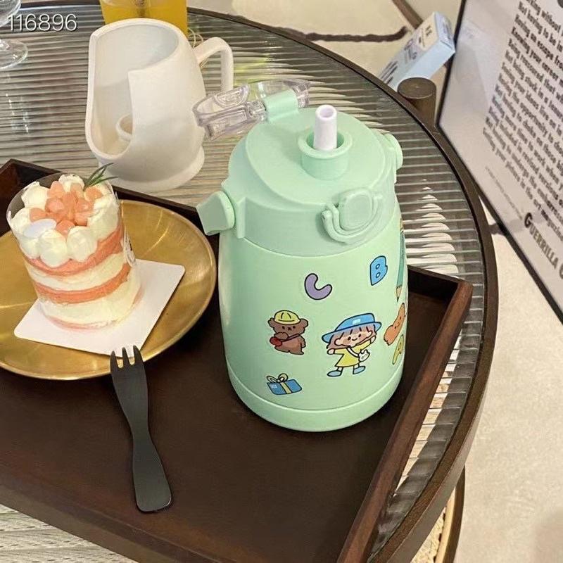 Bình nước giữ nhiệt cute có sticker và ống hút kiểu dáng dễ thương - Bình giữ nhiệt sticker 900ml cho bé inox 304 xịn