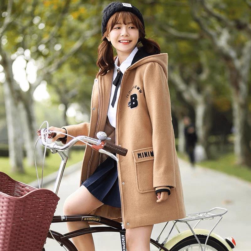 ÁO KHOÁC NỈ NỮ KIỂU DÁNG MANGTO DÁNG DÀI VỪA PHỐI NÚT TÚI HỘP CHO CÁC CHỊ EM THẢ DÁNG UTNG FUSTBCOOL HOTTREND CỦA NĂM
