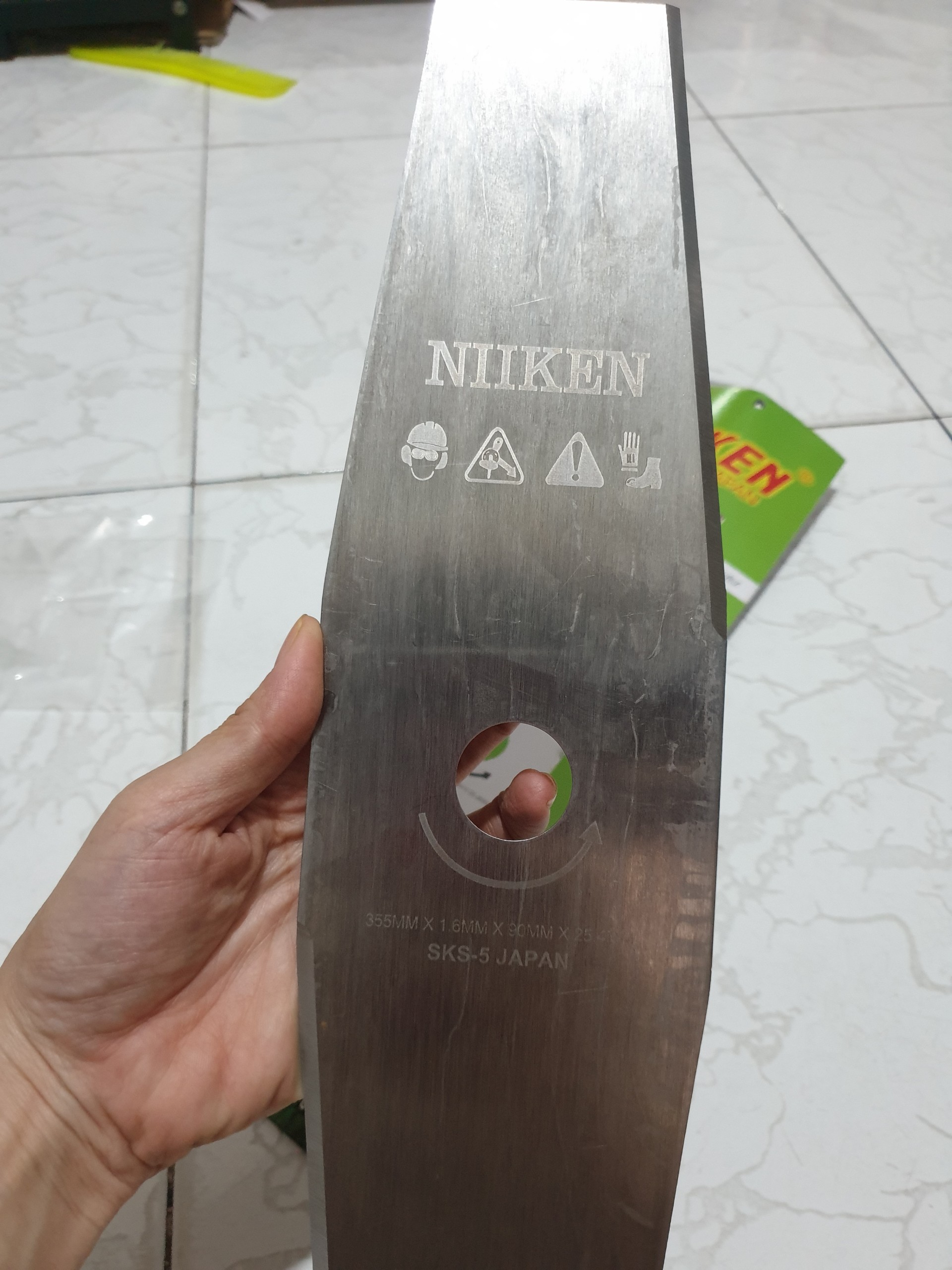 (NIKEN) LƯỠI DAO CẮT CỎ DÀI NIKEN. DÀI 355MM, DÀY 1.6MM, BỀ NGANG 90MM ( DK LỖ TRÒN )25.4MM