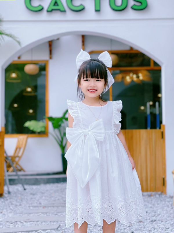 Đâm Xòe Trắng Cho Bé Gái Đính Nơ