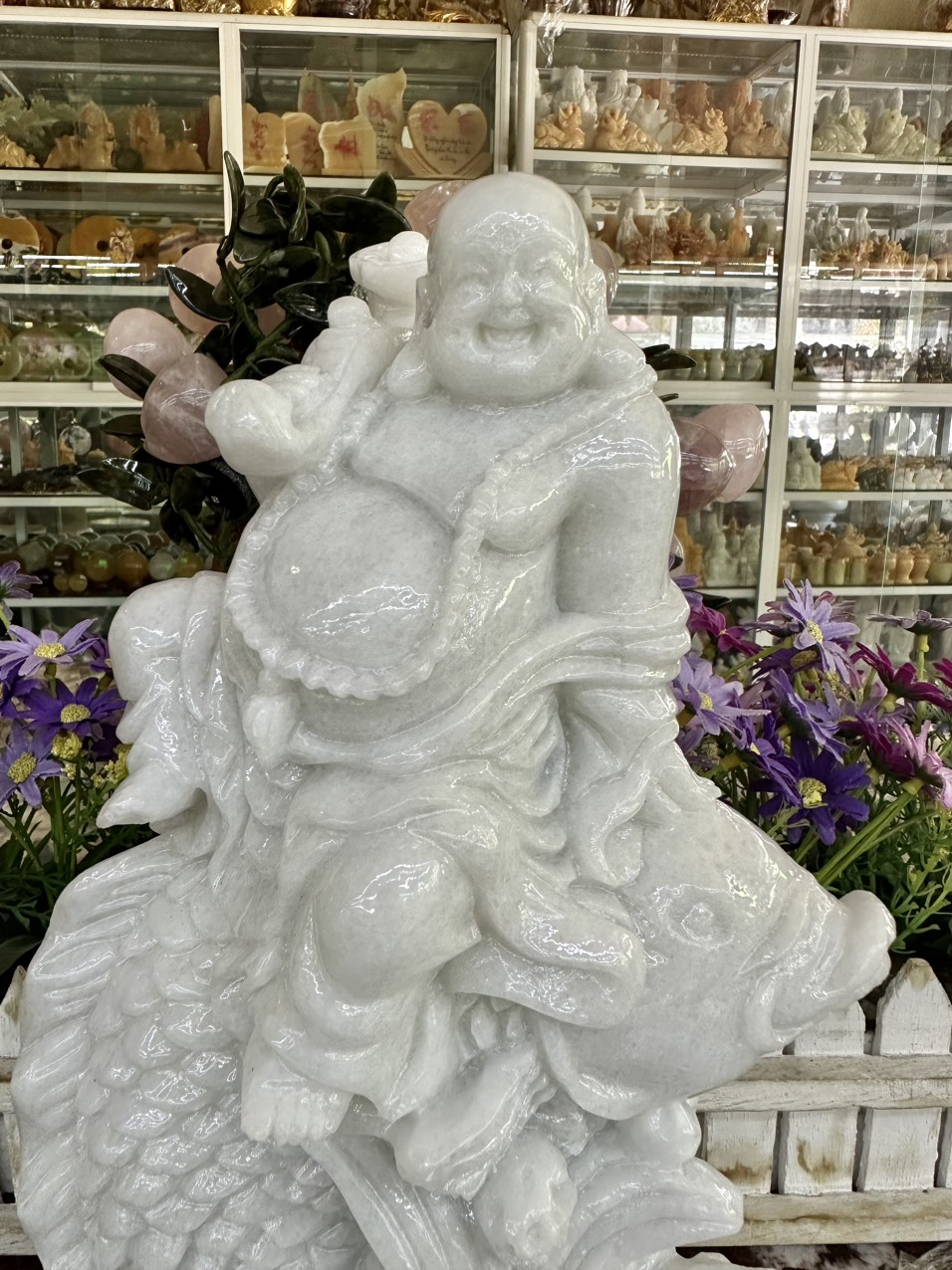 Tượng Phật Di Lặc ngồi trên cá chép phong thủy đá cẩm thạch trắng - Dài 30 cm