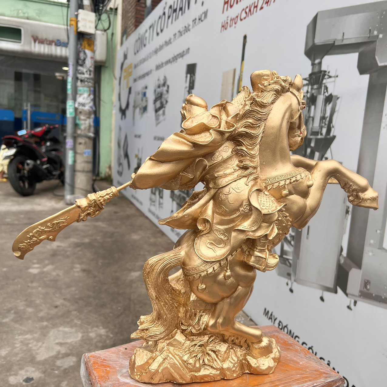 Tượng Quan Công cầm đ.ao cưỡi ngựa bằng bột đá mang lại tài lộc bảo vệ gia chủ cao 48cm
