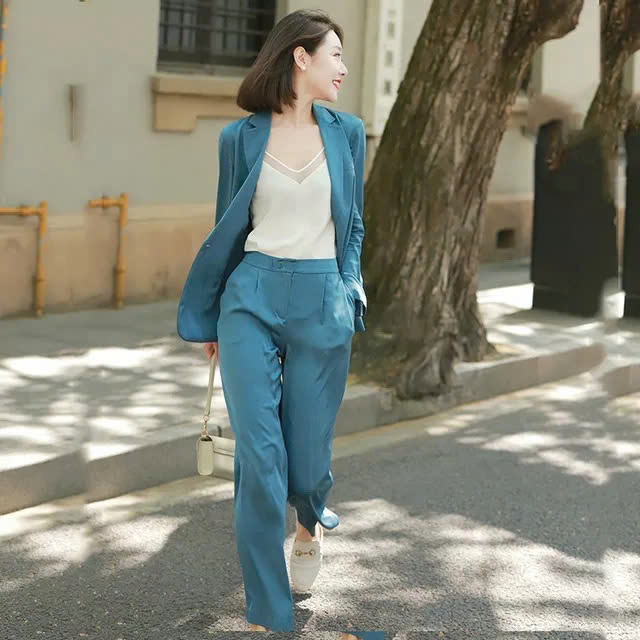 Bộ blazer nữ hot trend 2025 vói thiết kế cổ xẻ kiểu nhẹ nhàng, thanh lịch Bv02