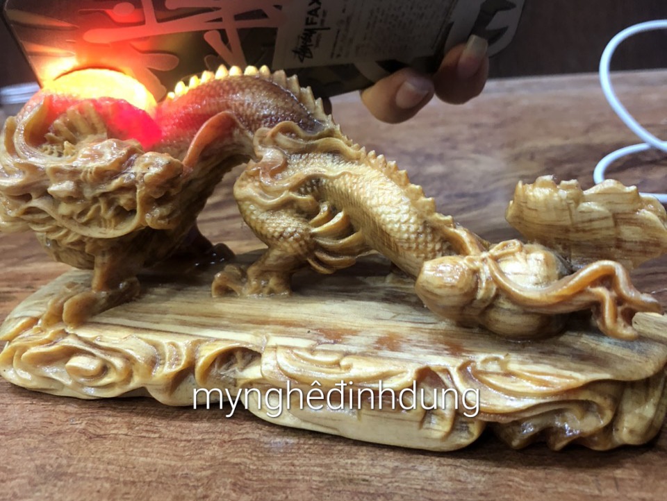 Tượng con rồng phong thủy cầu tài lộc bằng gỗ huyết long kt 20×10×8cm