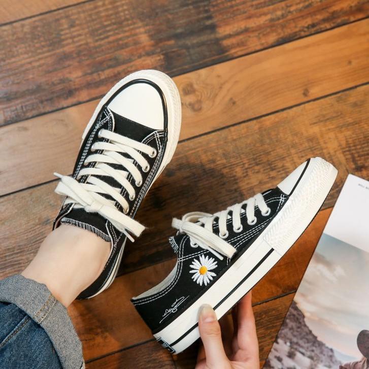 Giày nữ sneaker cổ thấp CV hoa cúc kiểu dáng thời trang hottrend