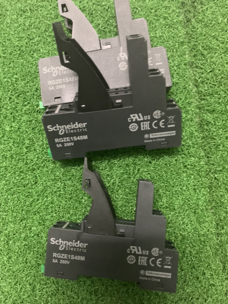 Đế cắm rơ le RGZE1S48M Schneider dùng cho rơ le RXG, G2R-2-SND hoặc tương đương | Hàng Chính hãng |