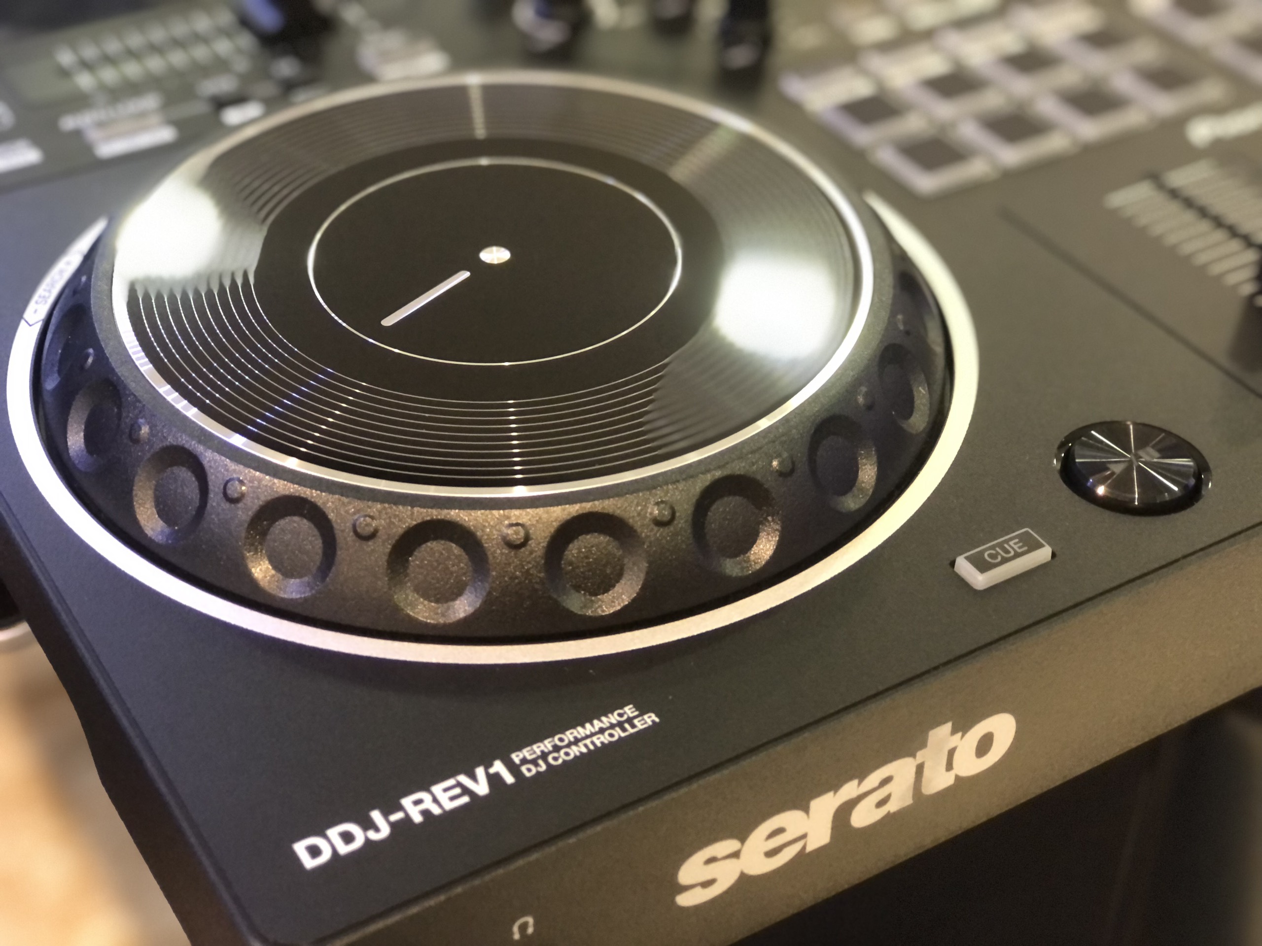 Máy DJ Controller 2 kênh sử dụng Serato  DJ  DDJ REV1 Pioneer  - Hàng chính hãng