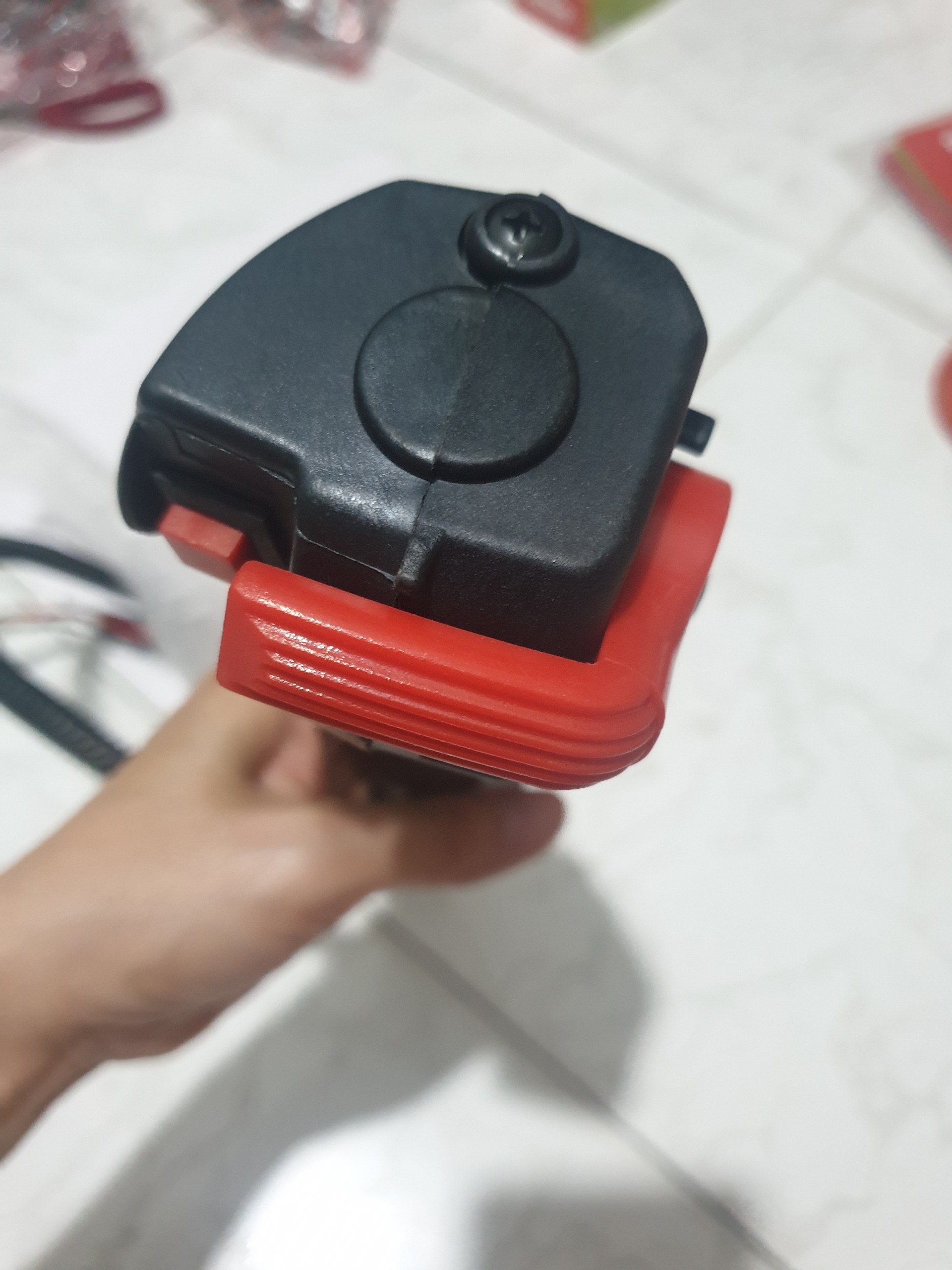 TAY LÁI CÓ CÔNG TẮC DÙNG CHO MÁY CẮT CỎ BÌNH XĂNG DƯỚI. . KIỂU CẦN GẠT