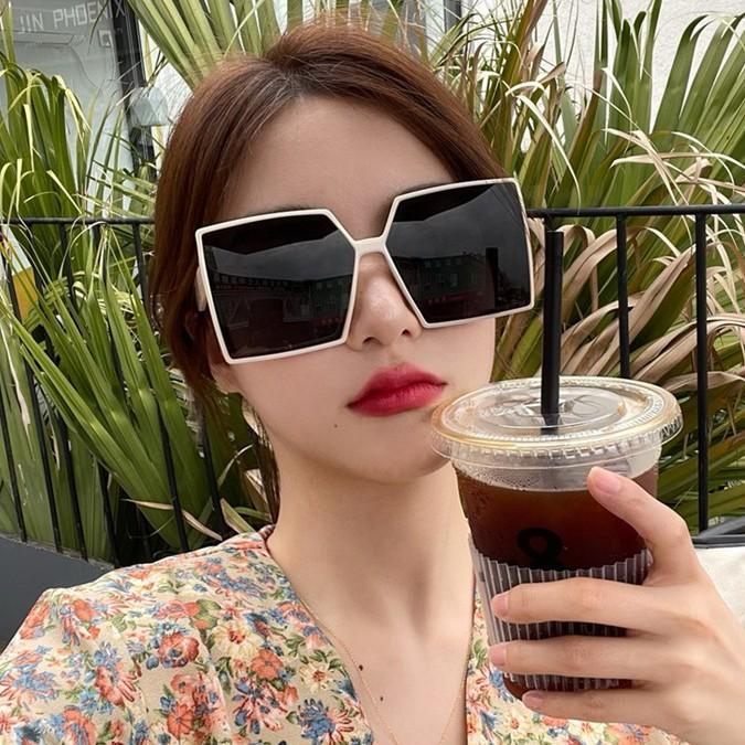 Kính râm đi biển gọng vuông trắng bản to thời trang nữ phong cách K3011
