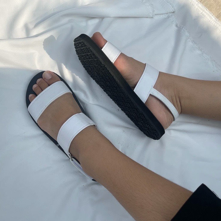 Dép sandal Nữ quai da mềm Đế bệt Cao Su ôm chân LYNA Sandal - Đế đen quai trắng