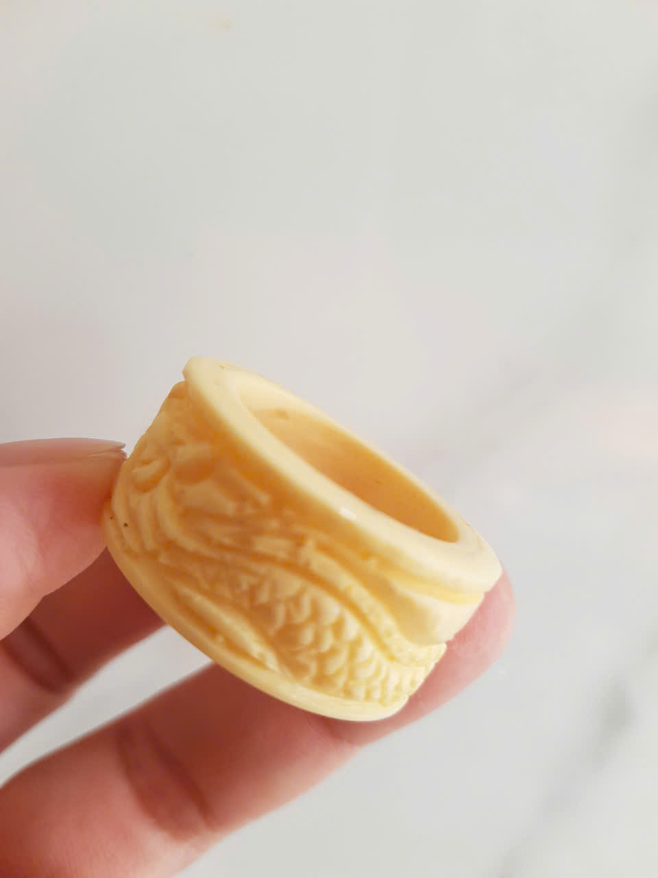 Nhẫn Càn Long Chạm Rồng Nam Giả Ngà hay Xương Mỹ Nghệ màu trắng Ni 22mm Cao 14mm Dầy 4mm Dành Cho Các Anh Nam đeo nhẫn ngón tay cái hay bất kỳ ngón tay nào ni lọt vừa tay là 22mm rẻ vẫn đẹp như thường ạ