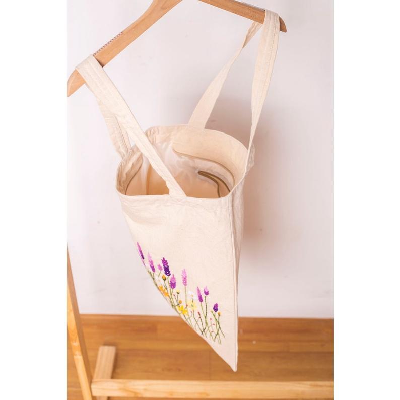 TÚI TOTE VẢI LINEN THÊU TAY HỌA TIẾT HOA LAVENDER CÓ KHÓA KÉO