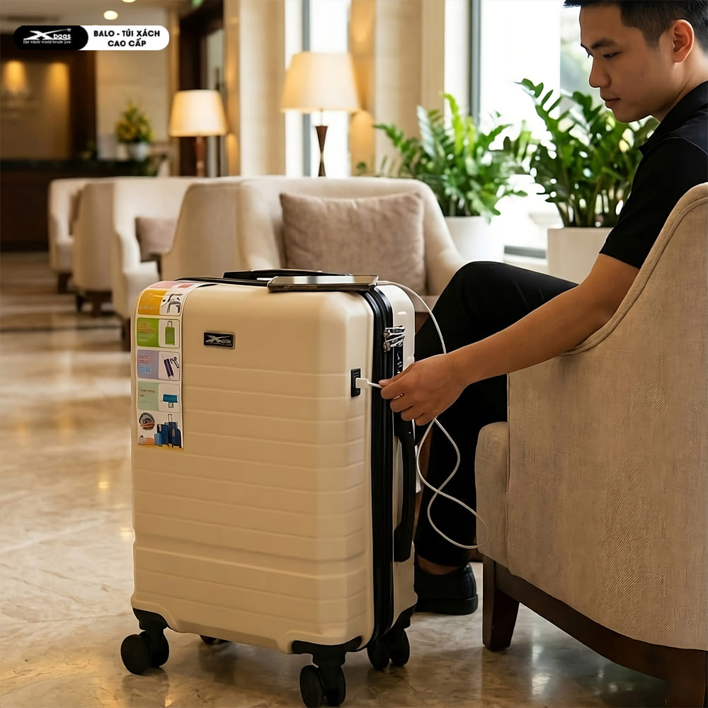 Vali Kéo 20 Inch Cao Cấp Xbags White Titan Pro Màu Kem Sang Trọng Hiện Đại,Chống Va Đập, Có Khóa TSA, Cổng Sạc USB Tiện Lợi XB6105!