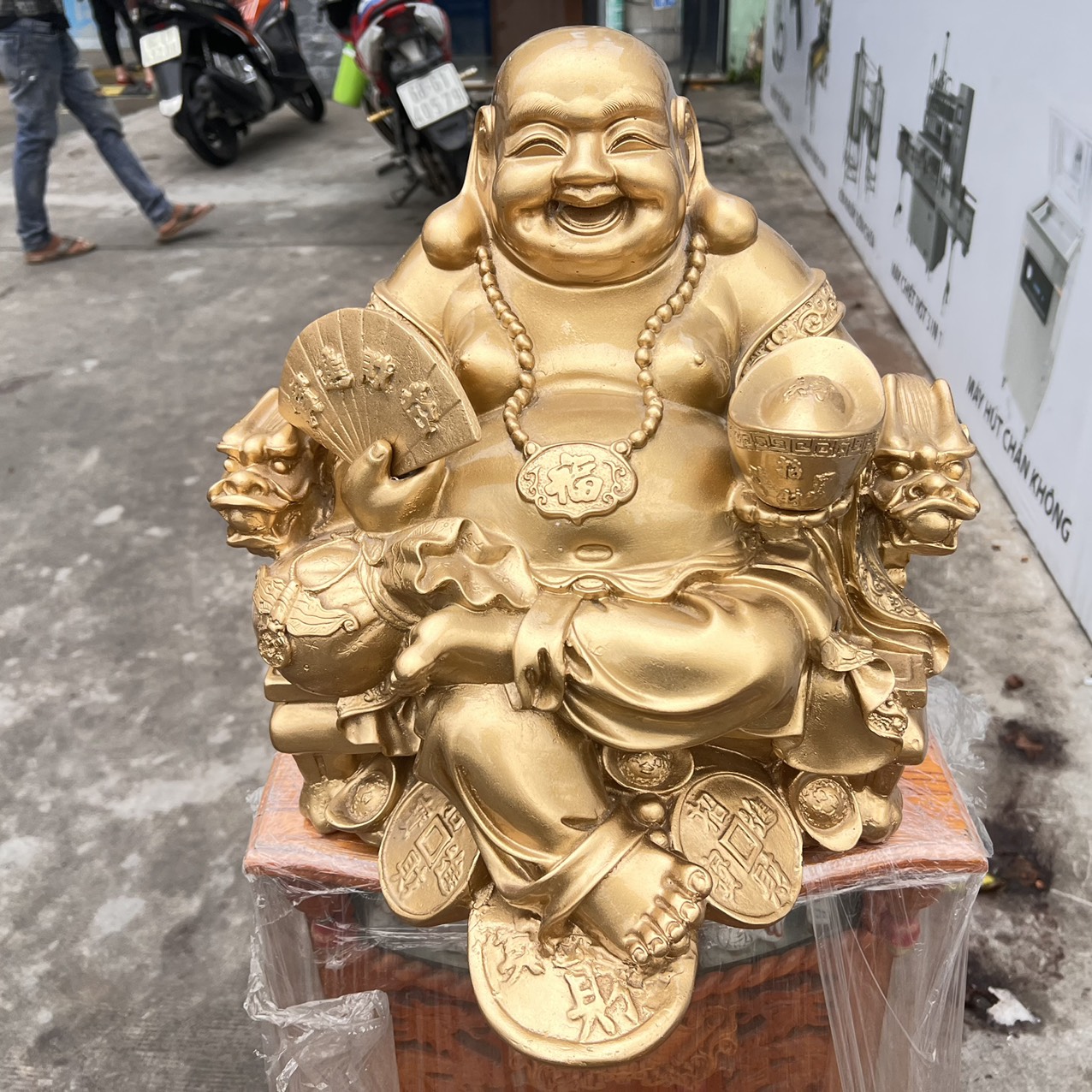 Tượng Di Lặc bột đá màu vàng đồng tay cầm quạt và thỏi vàng cao 37cm