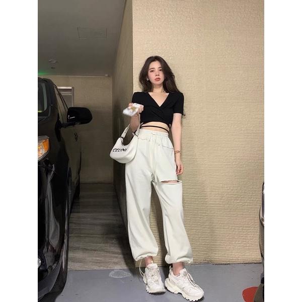 Set áo croptop đen cổ v cột dây bụng kèm quần trắng rách gối