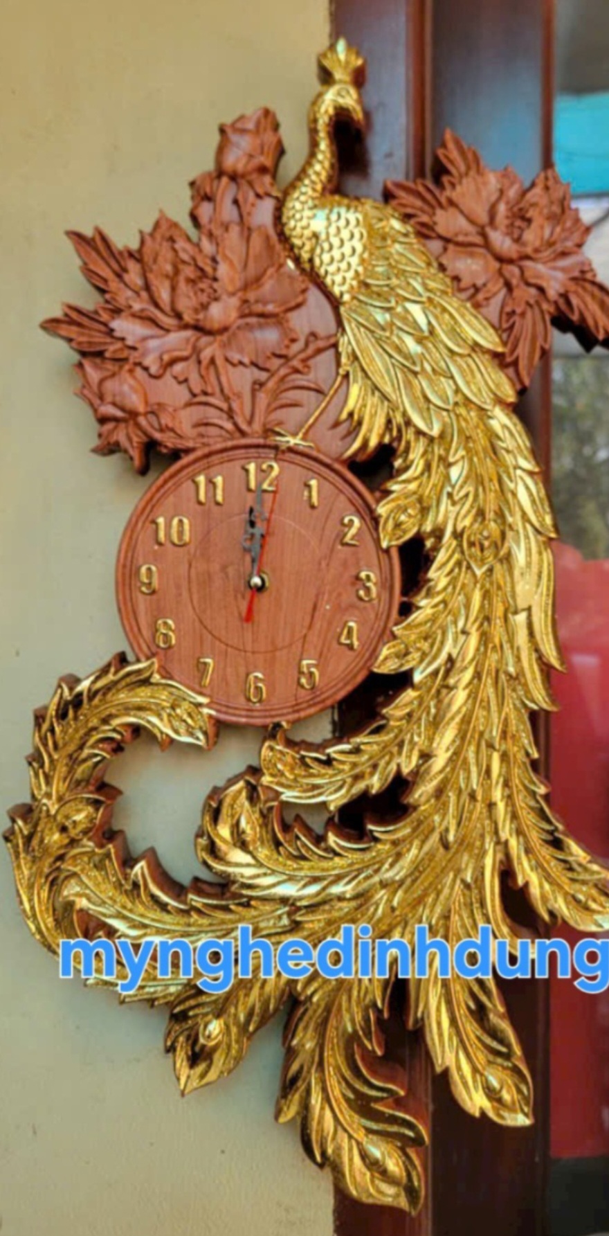 Đồng hồ treo tường khắc chim công gỗ hương đá 36x66x3cm
