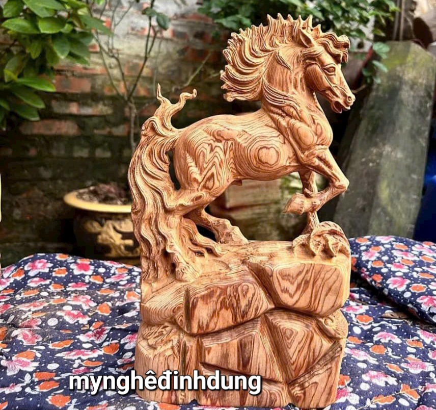 Tượng nhất mã thong dong bằng gỗ ngọc am thơm nức cao 40cm