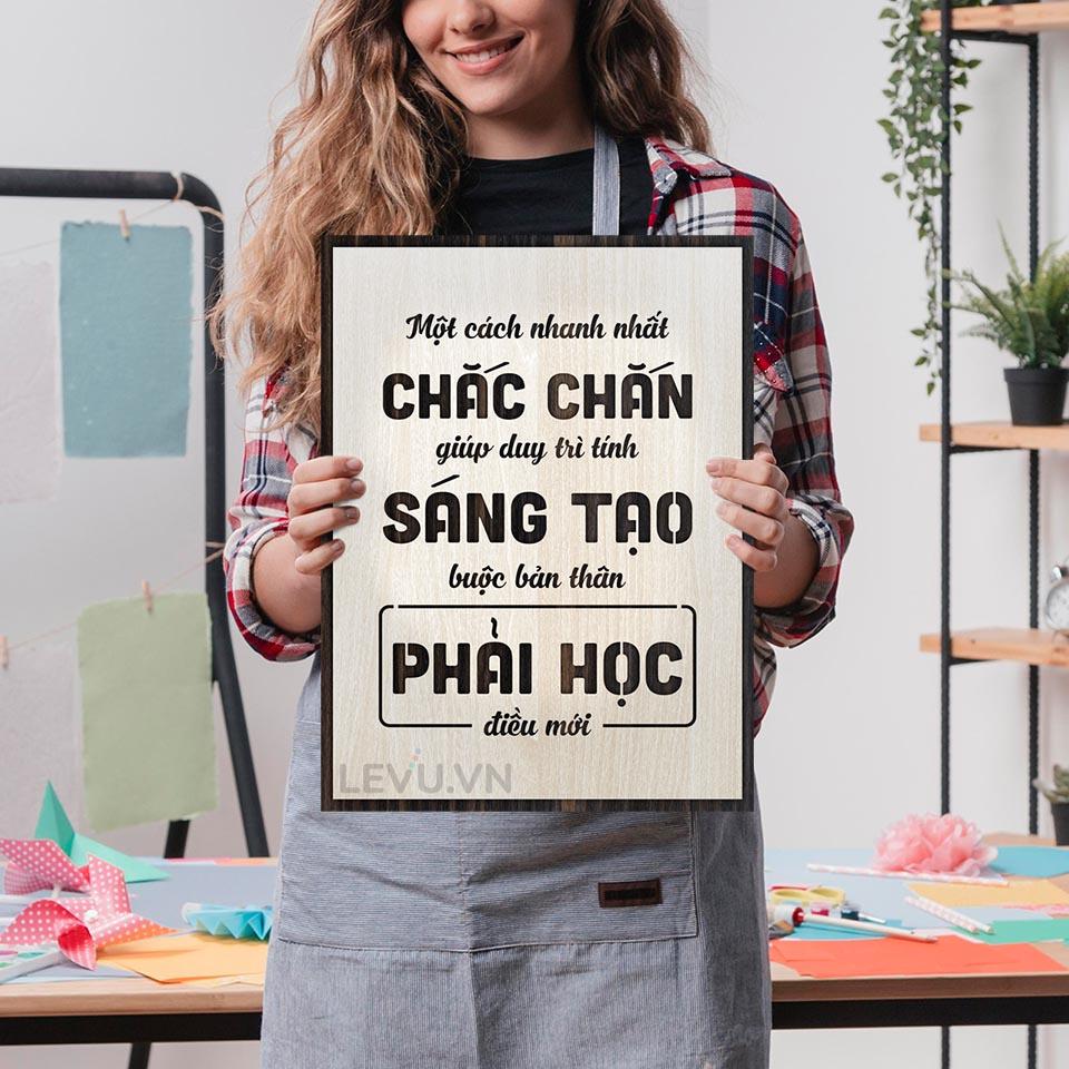 Tranh Gỗ slogan LEVU LV113 "Một cách nhanh nhất chắc chắn giúp duy trì tính sáng tạo là buộc bản thân phải học điều mới"