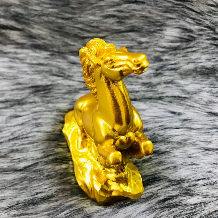 Tượng con Ngựa vàng, chất liệu nhựa được phủ lớp màu vàng óng bắt mắt, dùng trưng bày trong nhà, những nơi phong thủy, cầu mong may mắn, tài lộc - TMT Collection - SP005235