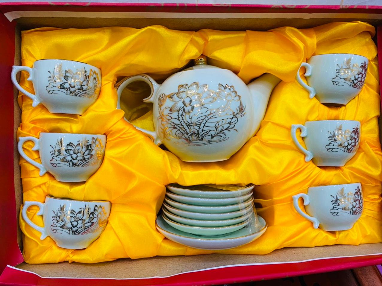 Bộ ấm chén men ngọc họa tiết ho sen vàng