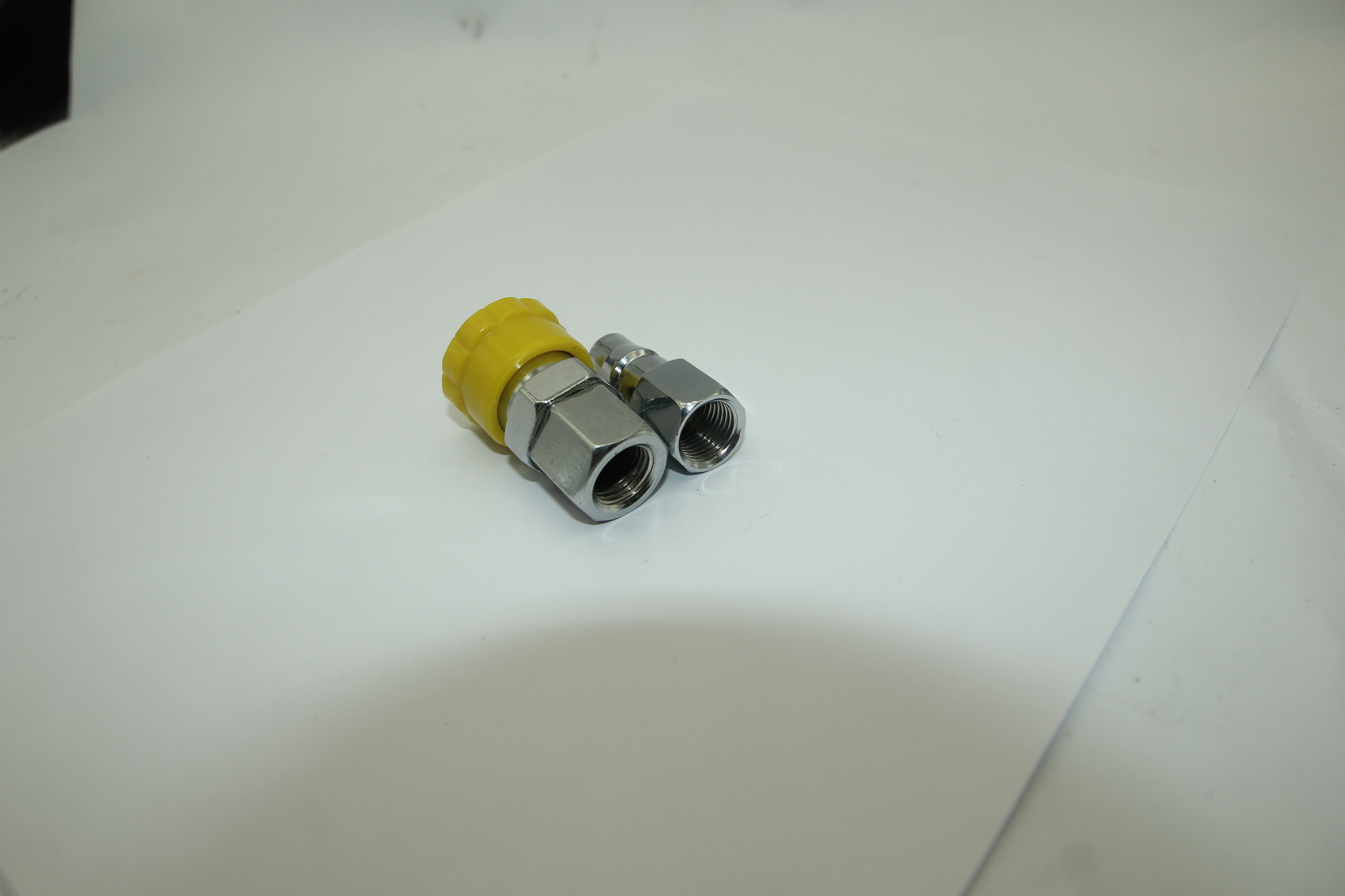 Đầu nối dây hơi răng trong thay nhanh SF20-PF20 màu vàng