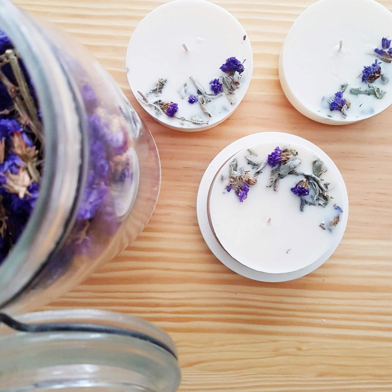 Nến thơm sáp đậu nành với tinh dầu cây Xô thơm Clary Sage, trang trí lá xô thơm trắng và hoa salem tím - 200ml