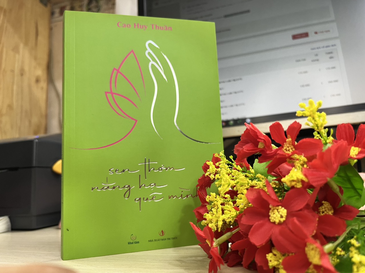 Sen thơm nắng hạ quê mình