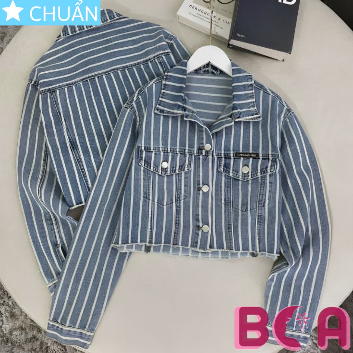 Áo khoác Jeans nữ K42 xanh nhạt ROSATA tại BCASHOP kiểu dáng lửng cá tính với thiết kế sọc trắng thời trang