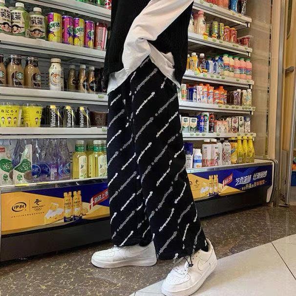 Quần jogger nữ chốt gấu hoạ tiết chữ chéo freesize ống rộng