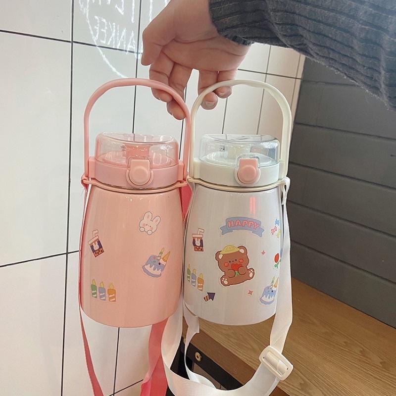 Bình nước giữ nhiệt cute có sticker và ống hút kiểu dáng dễ thương - Bình giữ nhiệt sticker 900ml cho bé inox 304 xịn
