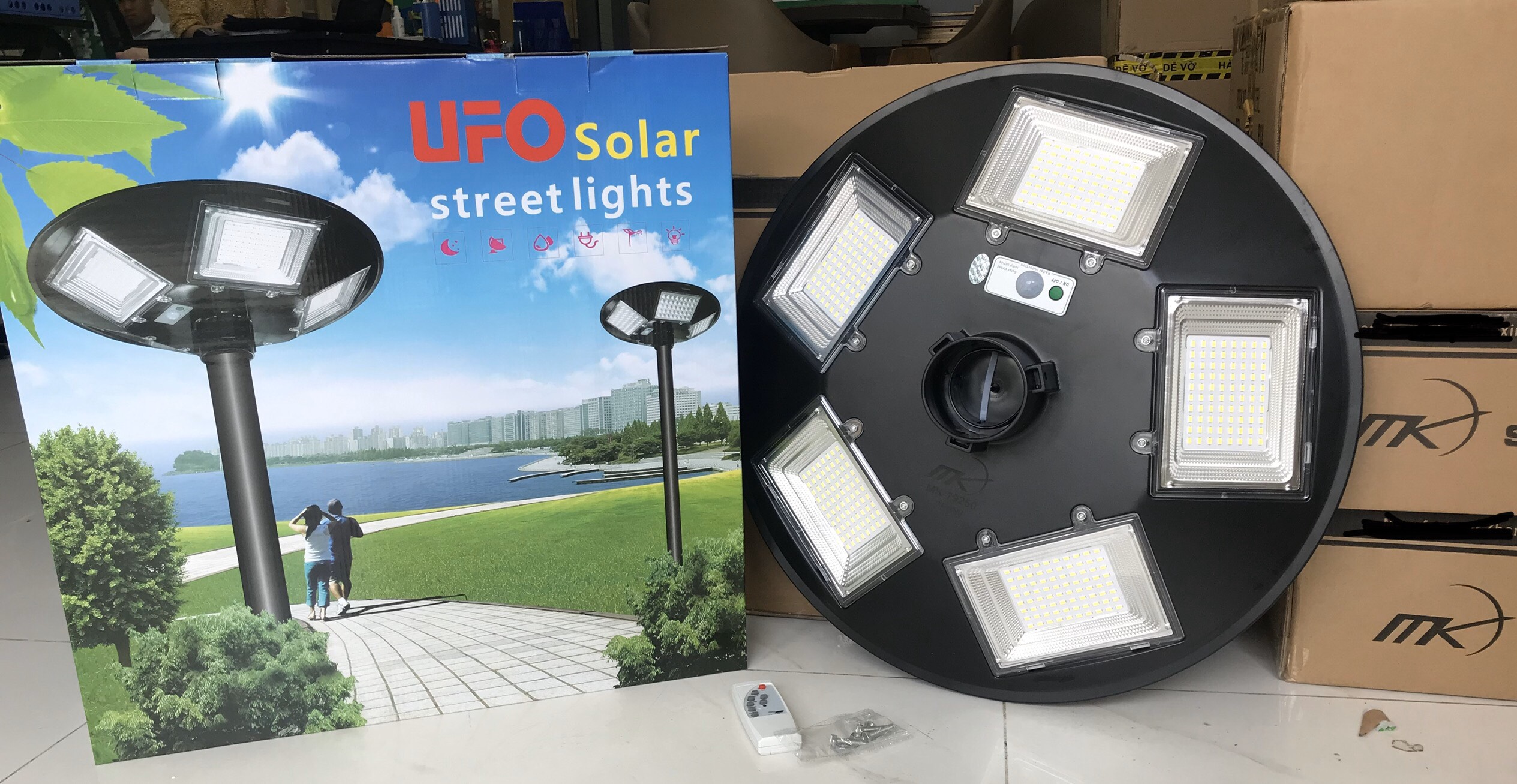 Đèn sân vườn năng lượng mặt trời UFO 250W MK-79250
